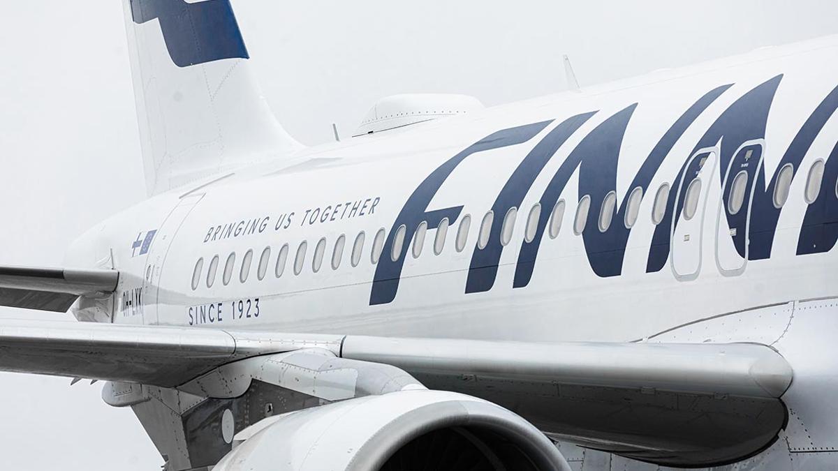 Avión de Finnair con el anagrama del 100 aniversario
