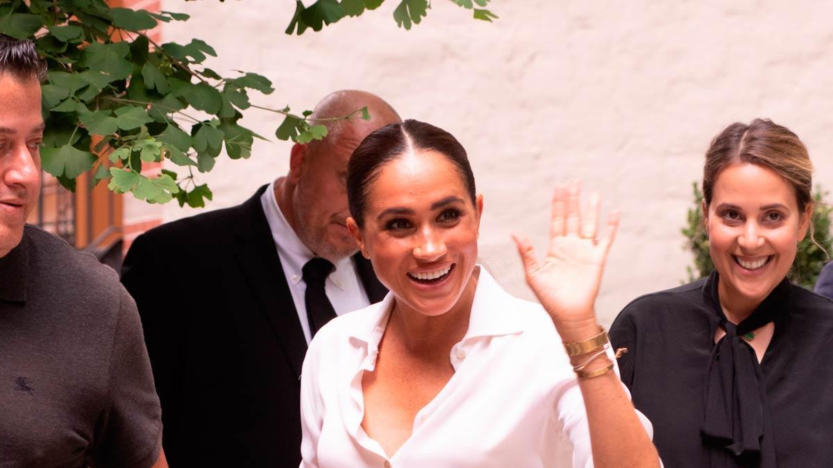 Meghan Markle vuelve a conectar su armario con el de Kate Middleton con este mono blanco y negro