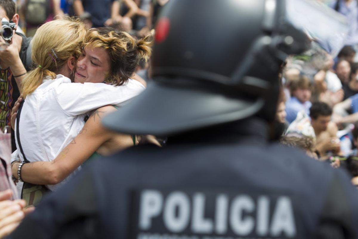 El desalojo de plaça Catalunya, visto por Albert Bertran.