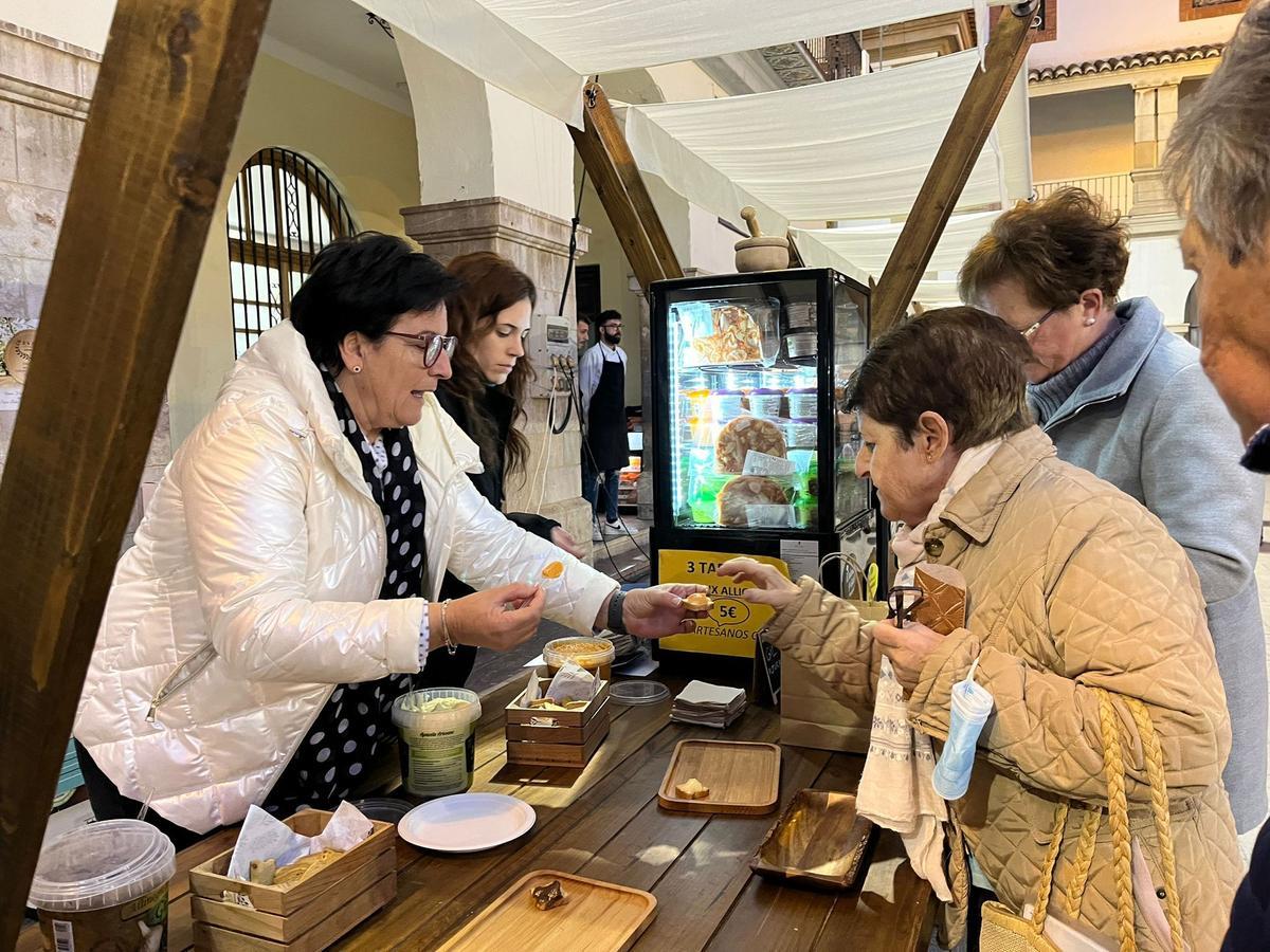 Los visitantes a la muestra pueden degustar alioli de clemenules.