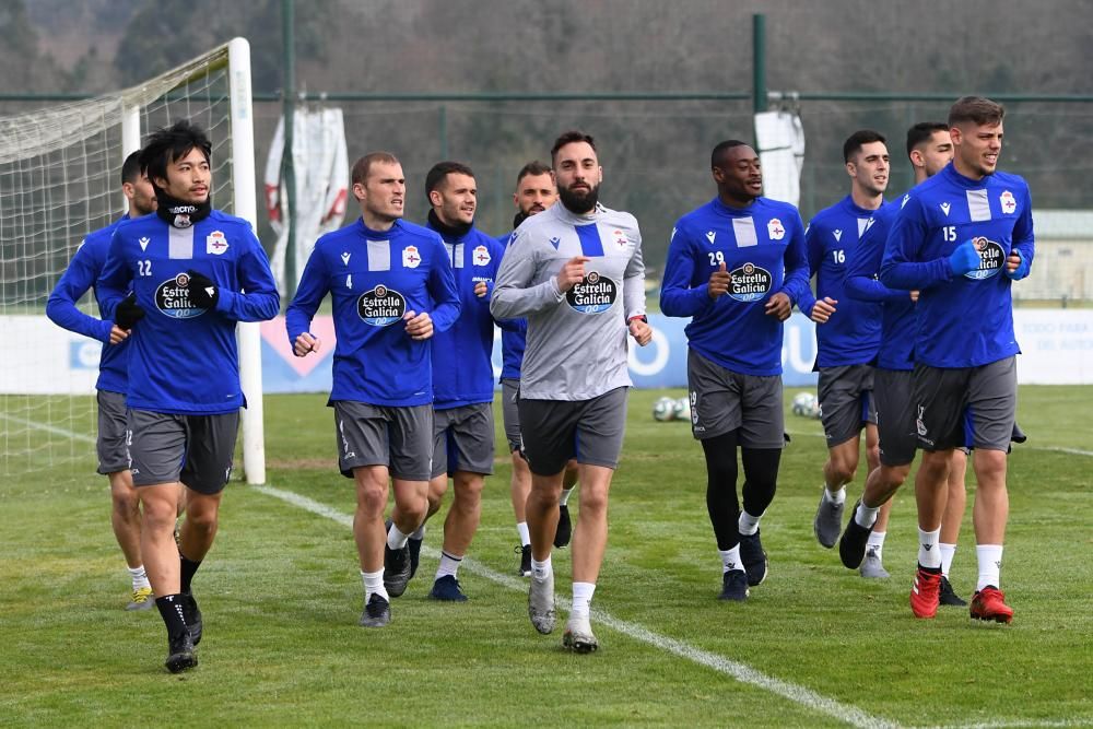 Los jugadores se ejercitan tras el partido ante el Zaragoza.