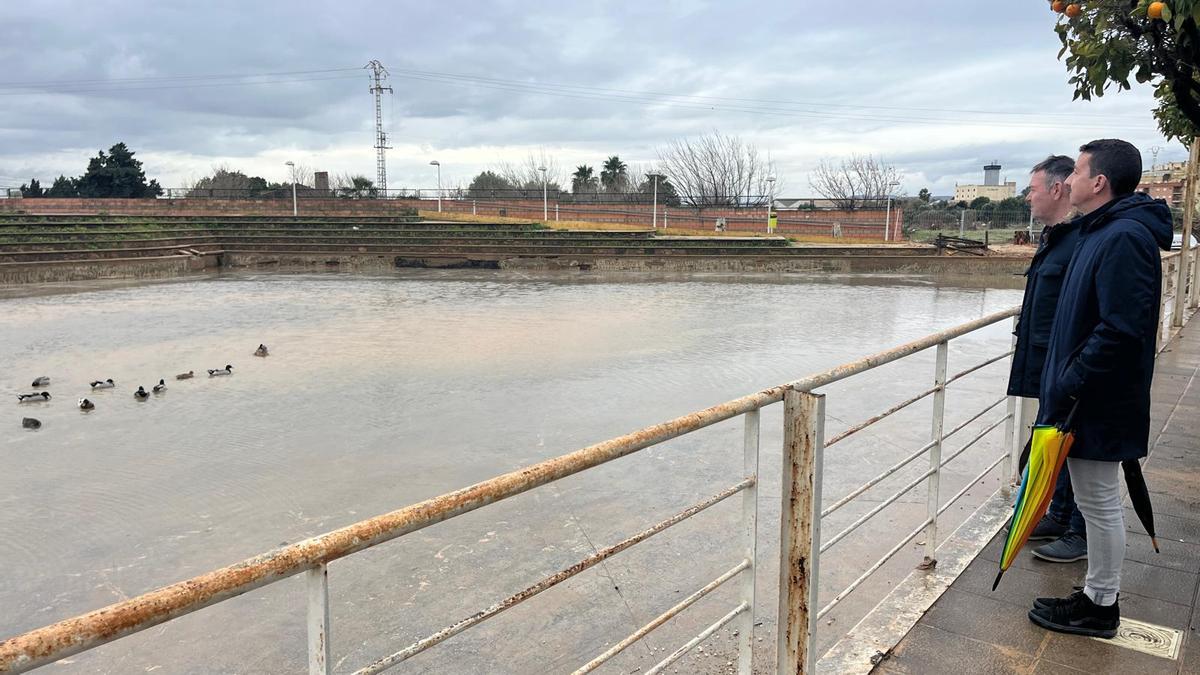 Martí Raga y Jesús Monzó observan el lago de les Barraques limpio.