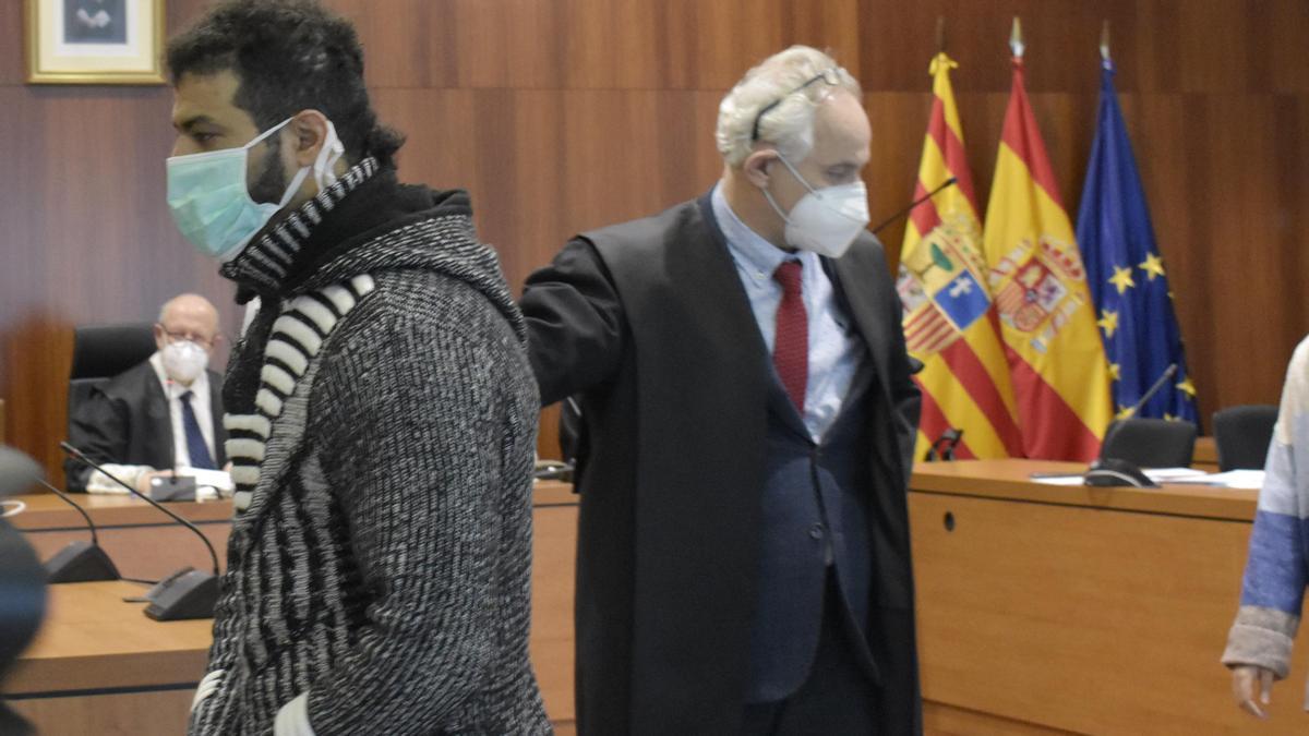 El acusado se cruza con su abogado, esta mañana, en la Audiencia de Zaragoza, antes del comienzo del juicio.