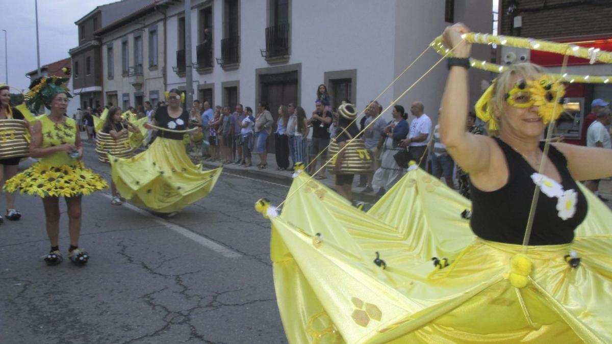 GALERÍA | Camarzana de Tera se despide de sus fiestas con el Desfile de Carrozas