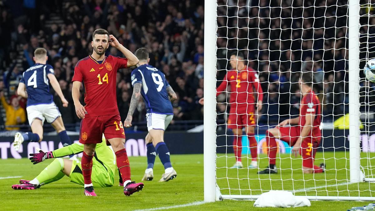 Gayà lamenta el primer gol de Escocia marcado por Mc Tominay en Hampden Park.