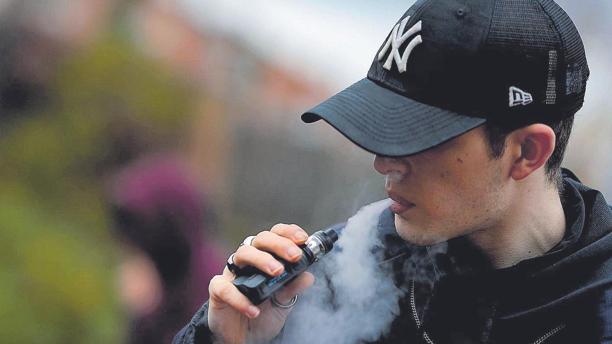 Un joven vapeando un cigarrillo electónico, en una imagen de archivo.