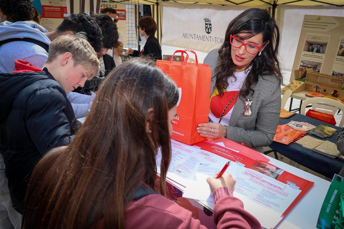 Estudiantes en un estand de la feria del año pasado.