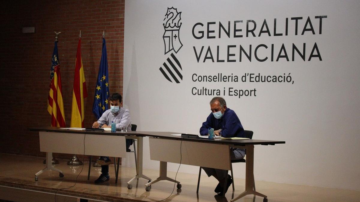 El conseller de Educación, Vicent Marzà, junto al secretario autonómico, Miguel Soler, este martes.