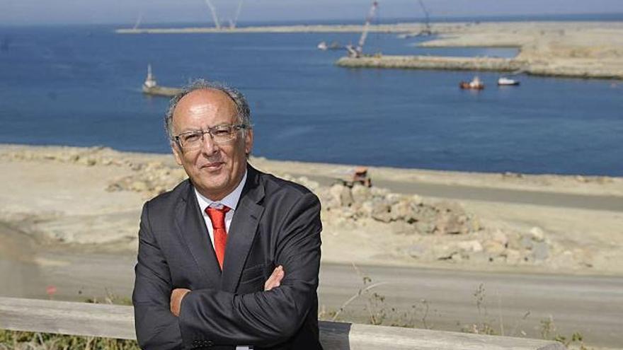 Fernando González Laxe, el pasado sábado, durante una visita a las obras del puerto exterior de punta Langosteira. / carlos pardellas