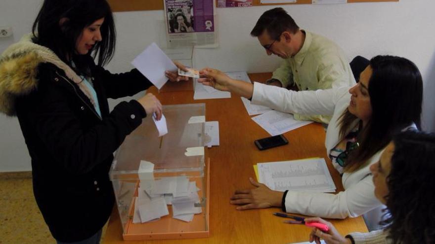 Votación de jornada continua en un centro de València, en 2017.