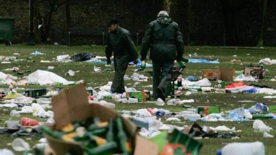 Operarios de limpieza retiran la basura acumulada en el parque de Ferrera tras la fiesta del Lunes de Pascua, en una pasada edición.