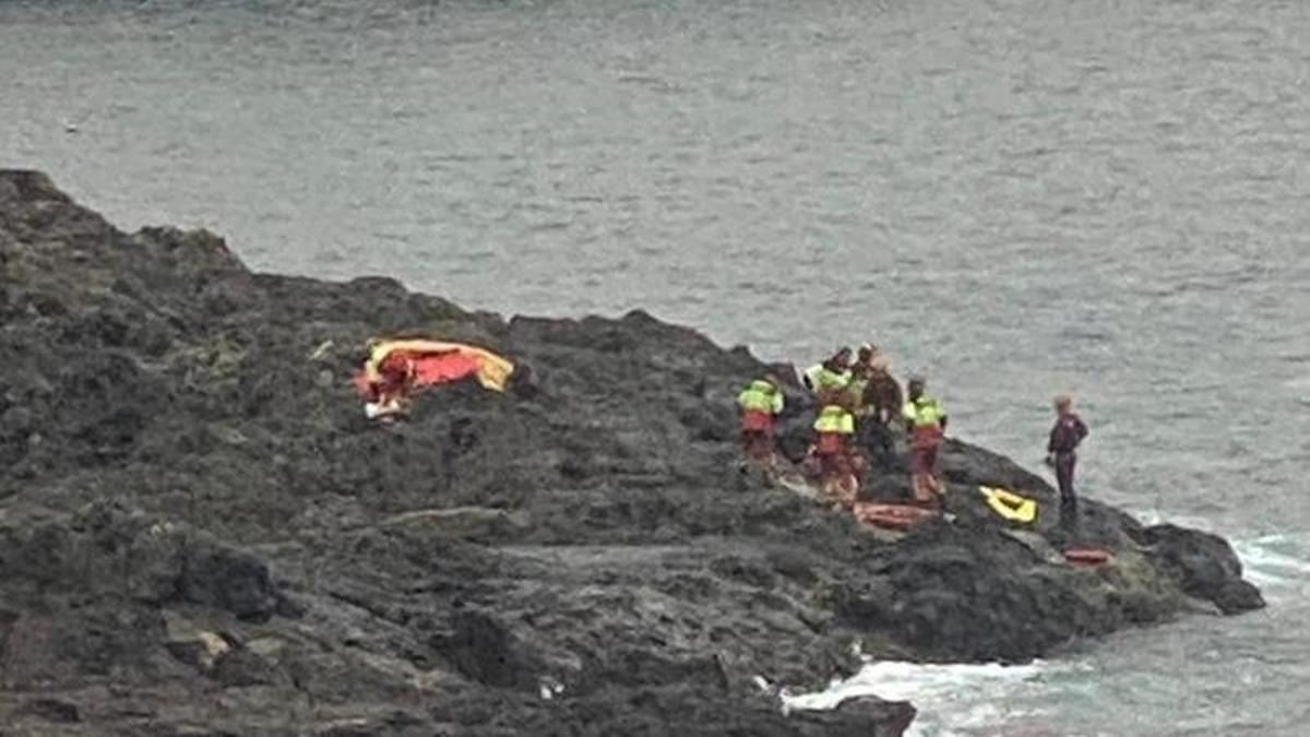 Imagen del rescate del cuerpo frente a la costa canaria.