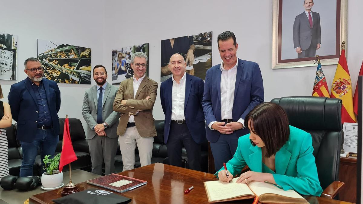 La ministra Morant recorre lugares emblemáticos de Elda