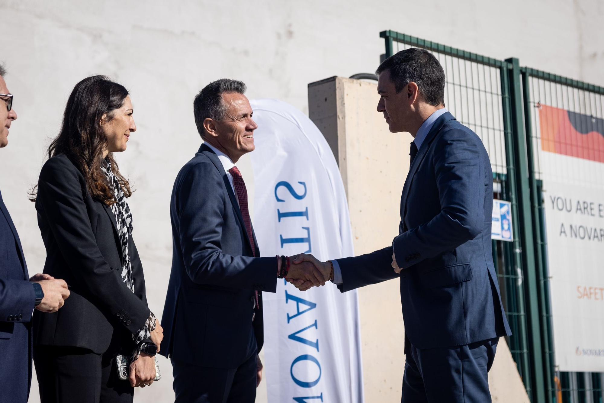 En imágenes | Pedro Sánchez visita las instalaciones de Novartis en La Almunia de Doña Godina