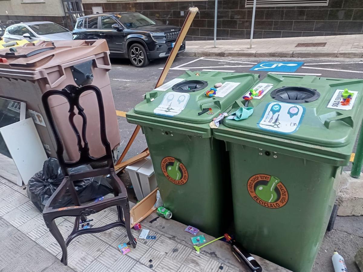Enseres en la vía pública, en Santa Cruz de Tenerife.