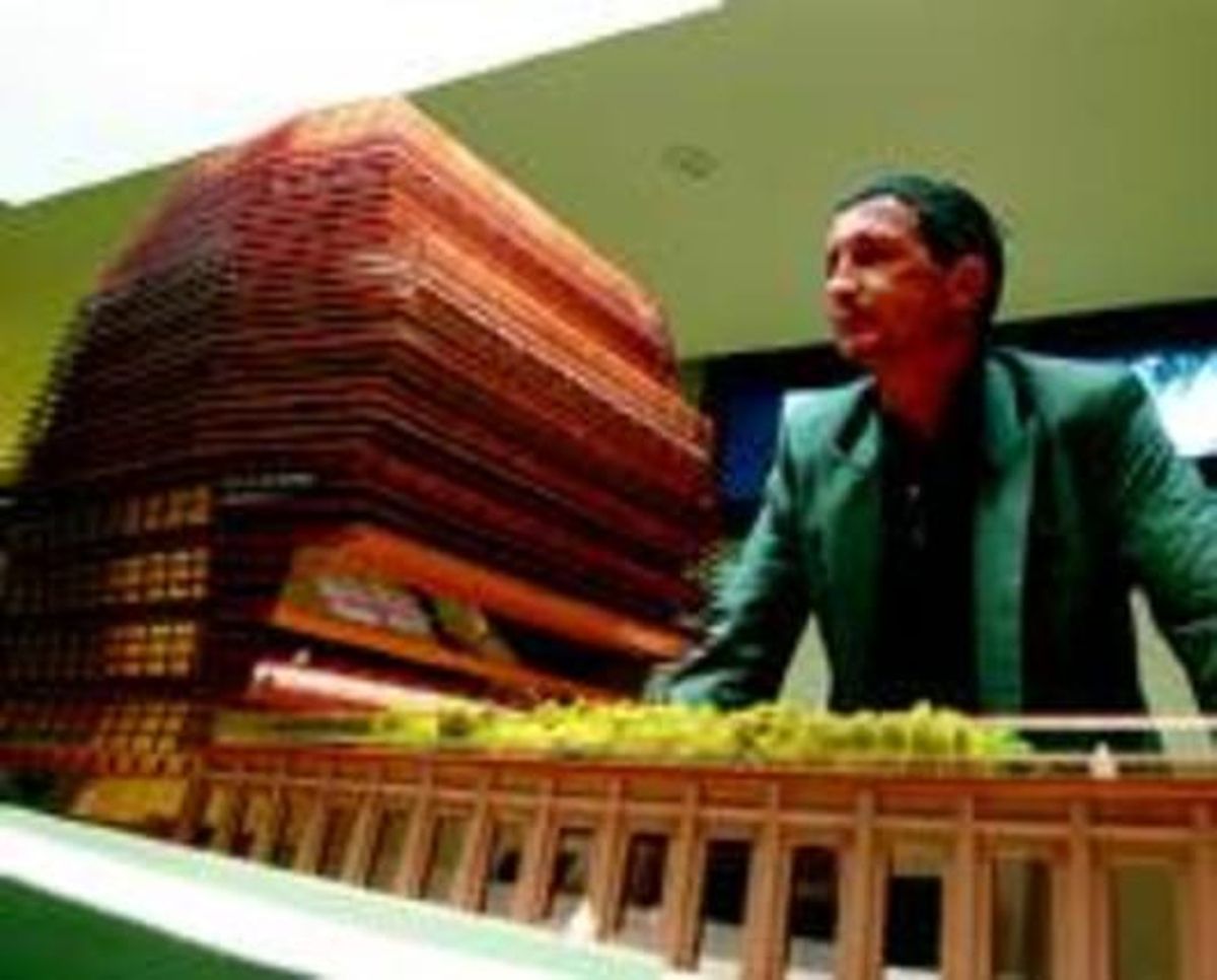 L’arquitecte Enric Batlle, amb la maqueta de l’edifici. L’arquitecte Enric Batlle, amb la maqueta de l’edifici.