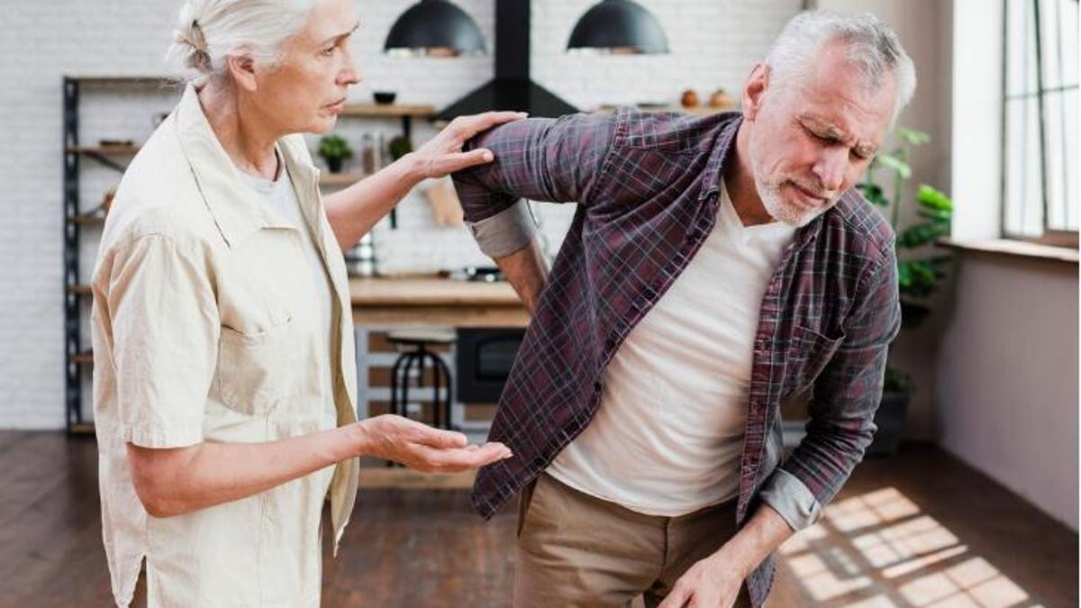 Mantenir-se actiu a partir dels 55 anys no és només un bon consell, sinó una necessitat per conservar una bona qualitat de vida. Així ho remarquen entrenadors i experts en salut, que insisteixen en la importància d’incorporar hàbits senzills al dia a dia per frenar l’envelliment i prevenir problemes com la sarcopènia.  Què és la sarcopènia  La sarcopènia és una malaltia progressiva vinculada a l’edat que es caracteritza per la pèrdua de massa muscular, de força i de funcionalitat del múscul esquelètic.  Afecta sobretot les persones de més edat i pot provocar debilitat, fatiga, menys mobilitat i un risc més alt de caigudes o de pèrdua d’autonomia.  Caminar, un gest simple però clau  Una de les recomanacions més repetides pels especialistes és caminar almenys 20 minuts cada dia. Tot i que pot semblar poca cosa, aquest hàbit té un impacte directe en la salut cardiovascular, el control del pes i el benestar general.  És una acció assequible per a molta gent i una bona base per mantenir el cos en moviment de manera regular.  Escales, estiraments i equilibri  Els experts també aconsellen prioritzar les escales en comptes de l’ascensor, ja que és una manera pràctica d’enfortir les cames i millorar la resistència física.  A més, recomanen fer estiraments suaus tant en llevar-se com abans d’anar a dormir, per mantenir la mobilitat articular i evitar rigideses.  A tot plegat s’hi suma el treball de l’equilibri, que és fonamental per reduir el risc de caigudes i conservar seguretat en els moviments quotidians.  Més que exercici: envelliment actiu  Aquest conjunt d’hàbits forma part del que es coneix com a envelliment actiu, una manera d’entendre la salut que no es limita només a l’activitat física.  També inclou aspectes com l’alimentació, el benestar emocional i una vida social activa, que contribueixen a mantenir una millor qualitat de vida amb el pas dels anys.  Petites rutines que poden marcar la diferència  Adoptar aquestes rutines no només ajuda a millorar la salut física, sinó que també afavoreix una major autonomia i una sensació de benestar més alta amb el pas del temps.  En definitiva, incorporar petits gestos diaris pot ser determinant per frenar la pèrdua muscular i arribar a edats avançades amb més força i més independència.