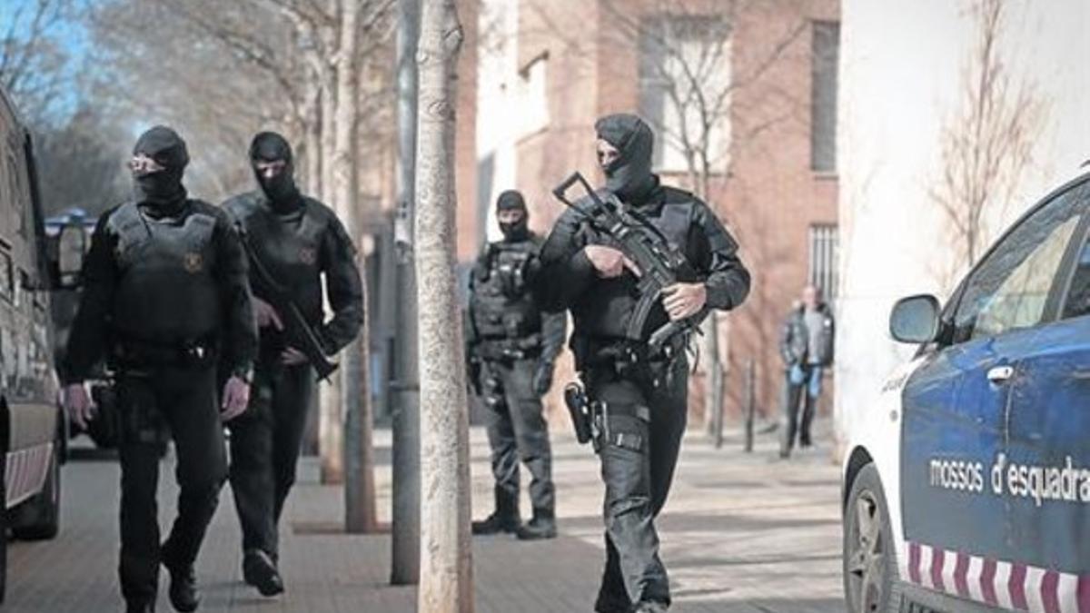 Varios mossos durante la reciente operación antiyihadista en Sabadell.