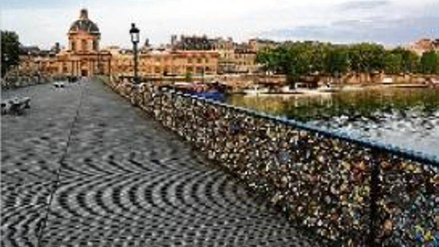 París posa vitrines per evitar l&#039;estesa de cadenats de l&#039;amor