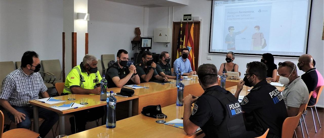 La presidenta del Consell de Formentera, Alejandra Ferrer, con los diferentes participantes de la reunión extraordinaria de coordinación de seguridad esta mañana