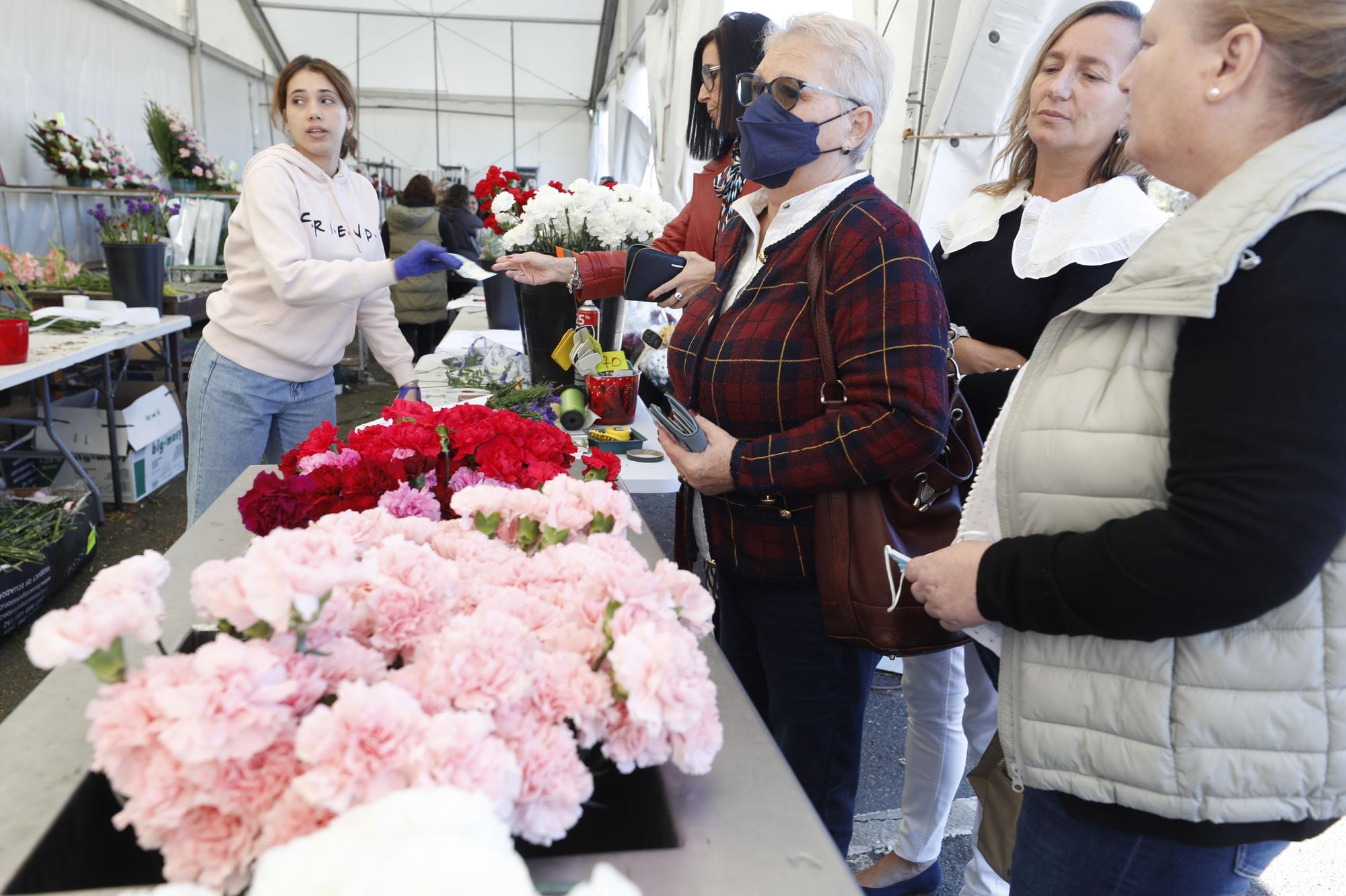 La celebración del día de Todos los Santos en el cementerio El Salvador de Oviedo.