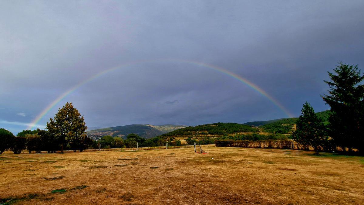 Arc de Sant Martí sobre els prats, a la Cerdanya.