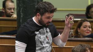 Gabriel Rufián mostra unes manilles al president del Govern