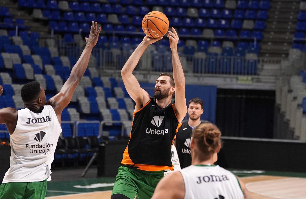 Kravish lanza a canasta durante el entrenamiento.