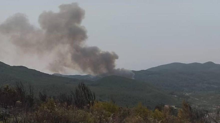 Columna de fum del nou incendi declarat al terme municipal d'Aiguamúrcia