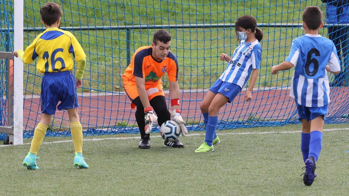 Álex e Iván posan con sus respectivos equipos; debajos, ambos jugando como porteros.  |  // ALBA VILLAR