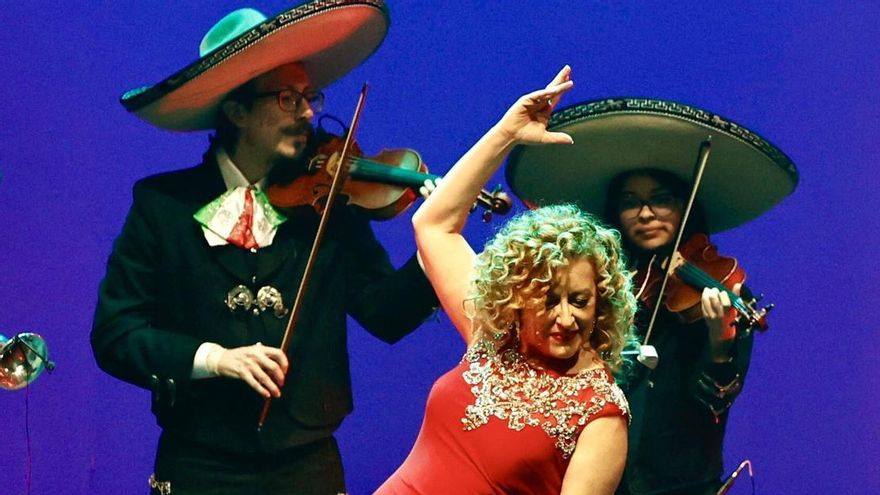 Mina Longo, en plena actuación.