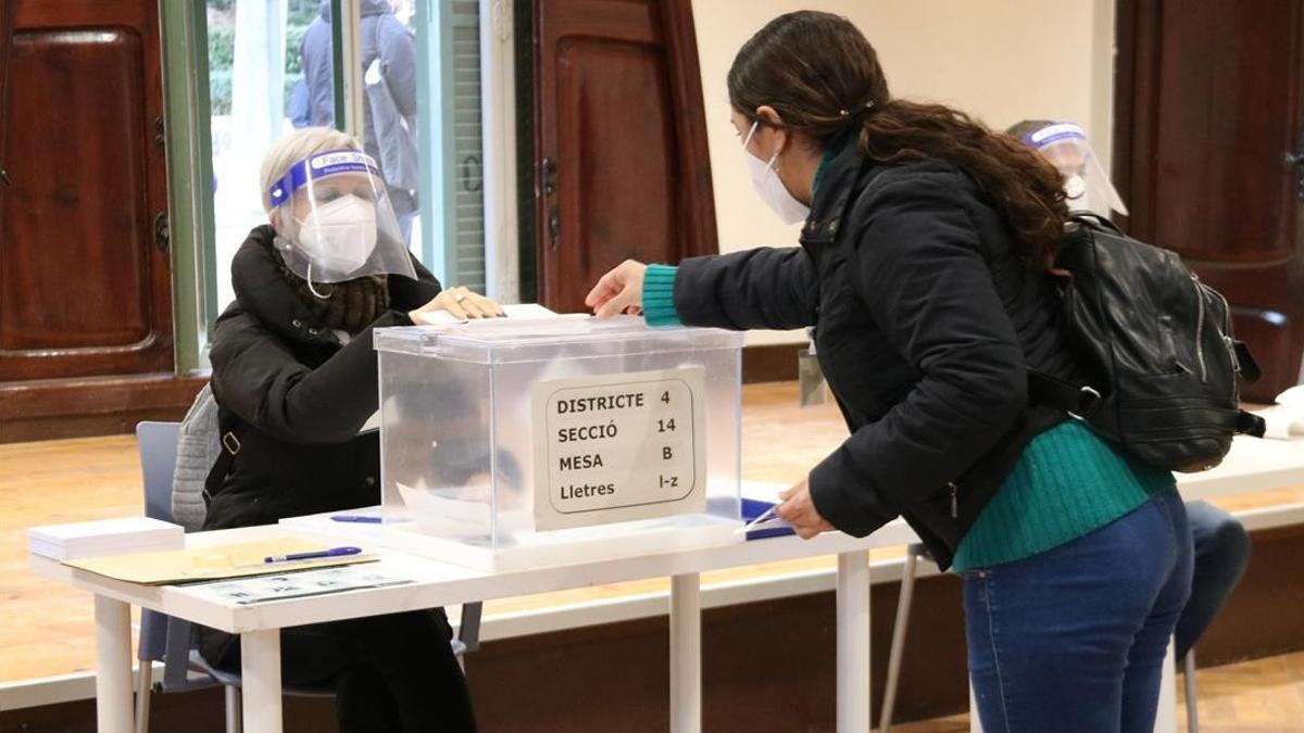 Pla mig d una dona votant en la simulacio del 14-F a la seu electoral de la Masia Freixa de Terrassa  el 10 de febrer de 2021  (Horitzontal) Albert Segura Lorrio ACN