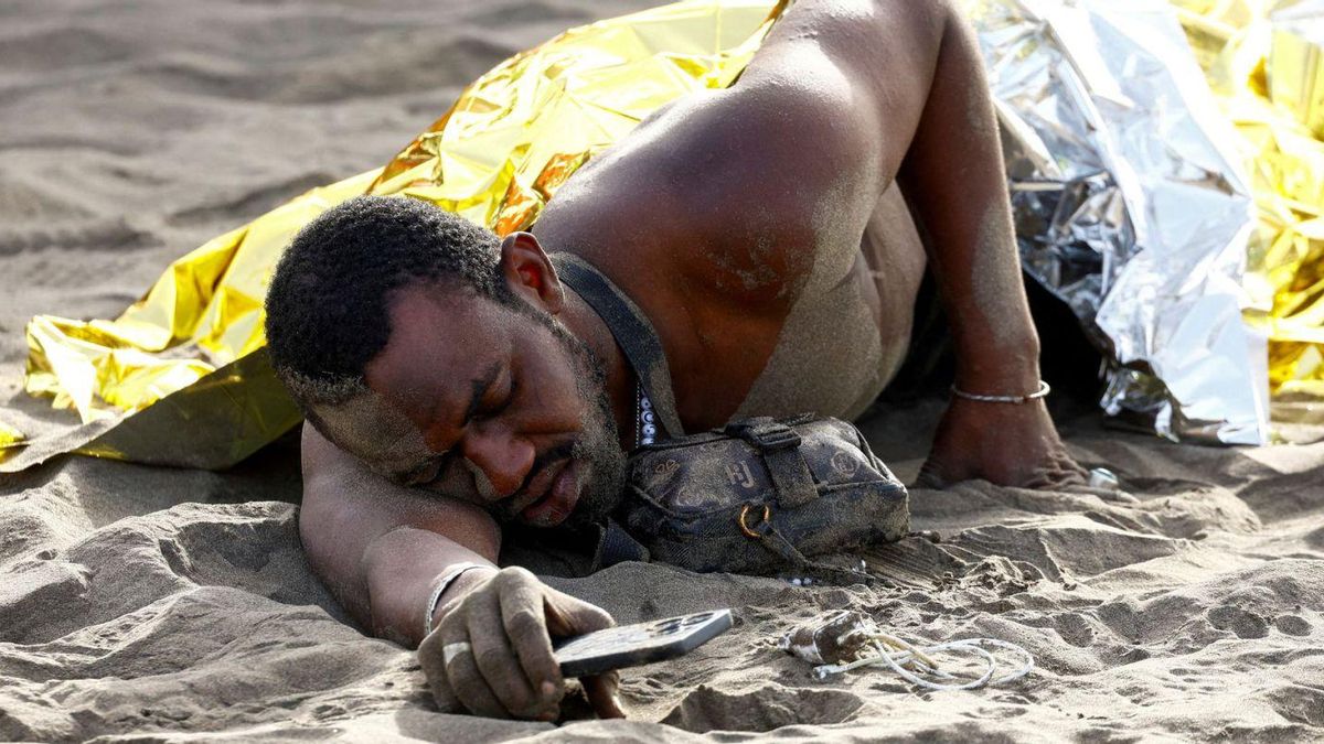 66 migrants arriben exhaustos a la platja a Gran Canària.