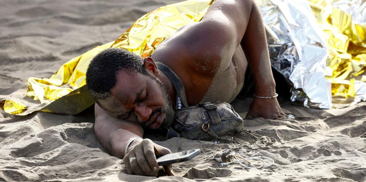 66 migrants arriben exhaustos a la platja a Gran Canària