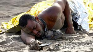 66 migrants arriben exhaustos a la platja a Gran Canària