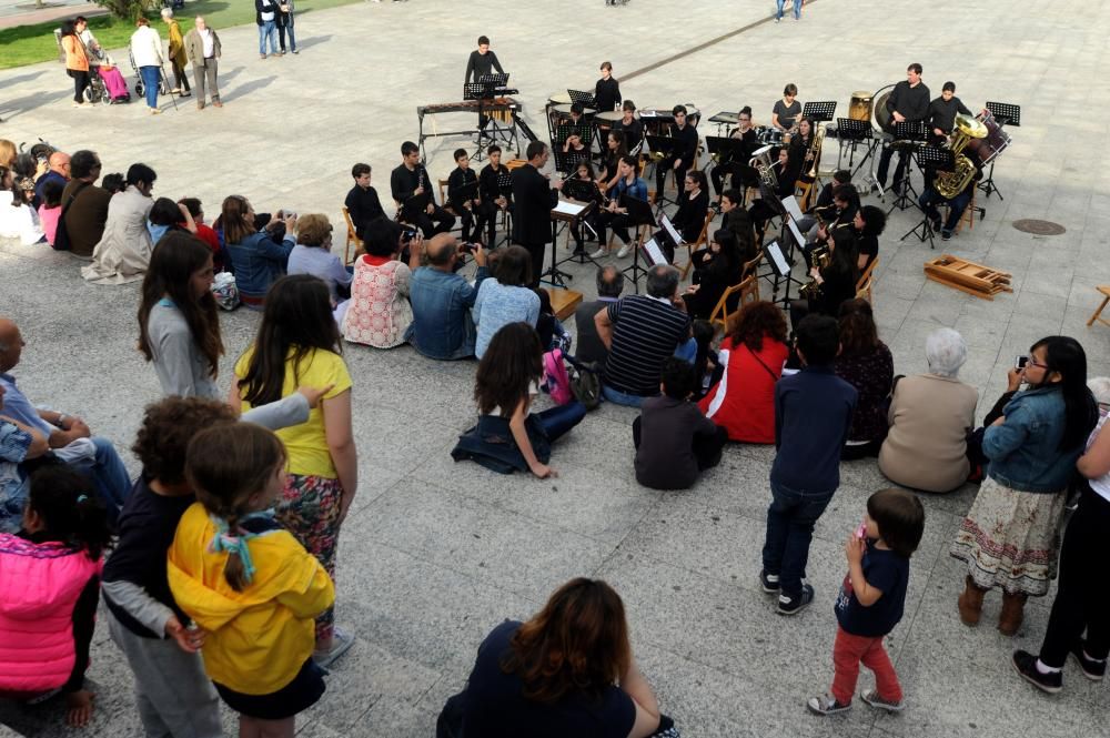 La explanada del Auditorio Municipal sirvió como escenario para la última actuación del curso de los alumnos de la Escola Municipal de Música "Bernardo del Río" de Vilagarcía