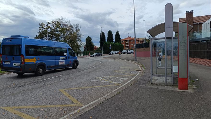 Residentes en La Fresneda recogen firmas para mejorar el transporte público que presta servicio a la urbanización