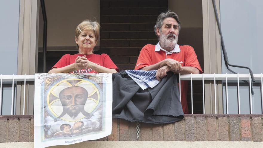 Los alicantinos reciben la bendición de la Santa Faz desde sus balcones