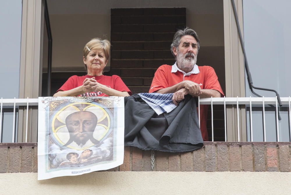 Los alicantinos reciben la bendición de la Santa Faz desde sus balcones