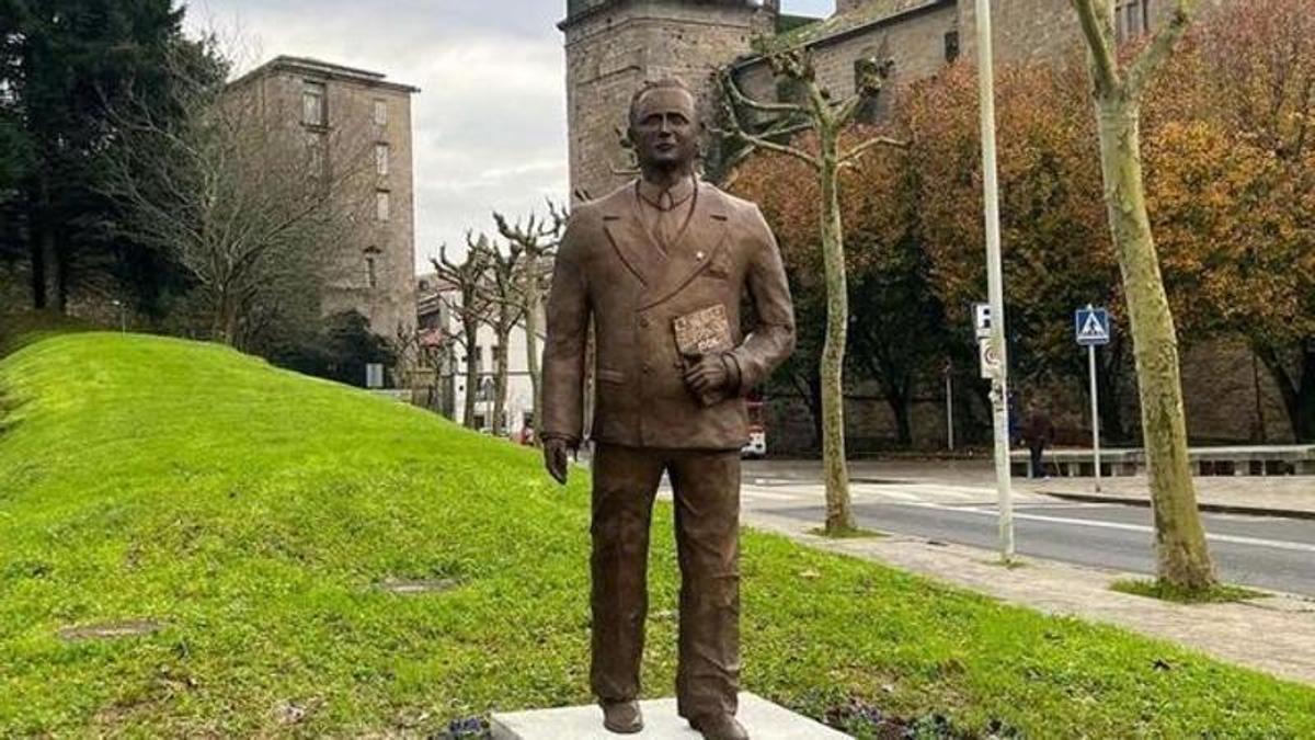 Estatua en homenaxe á figura de Ánxel Casal xunto á biblioteca que leva o seu nome en Santiago.