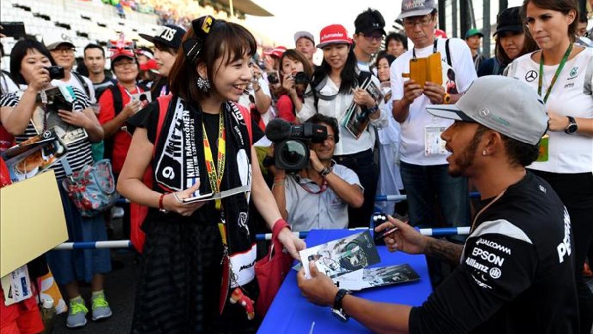 Hamilton, con sus fans en Suzuka