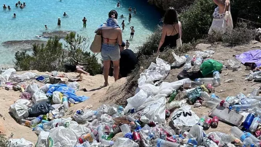 VÍDEO | Indignación por la basura que deja la Nit de Sant Joan en el Caló des Moro: "No puede ser real"