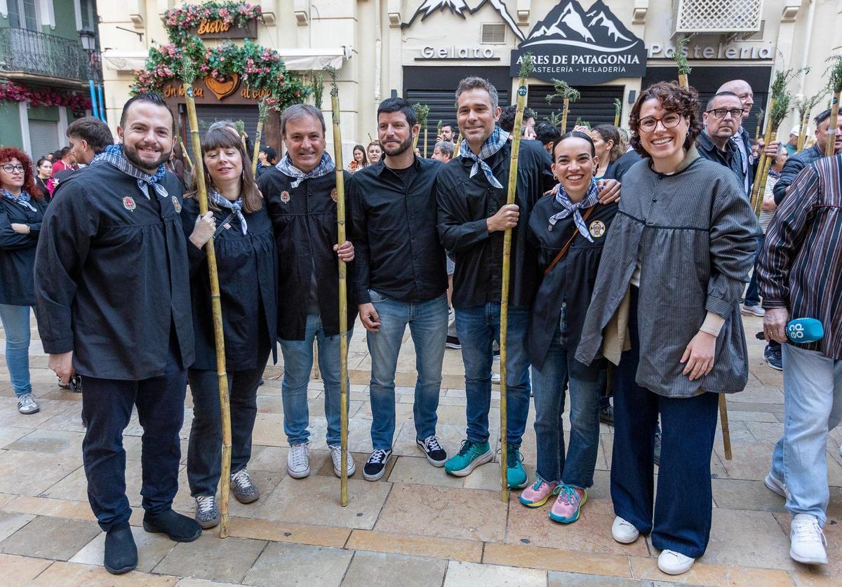 Representantes de Compromís, con la síndica adjunta, Aitana Mas, a la derecha, antes del comienzo de la Peregrina.