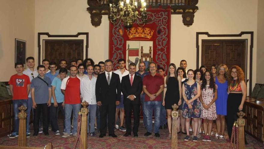 Francisco Guarido junto a los representantes de la delegación portuguesa.