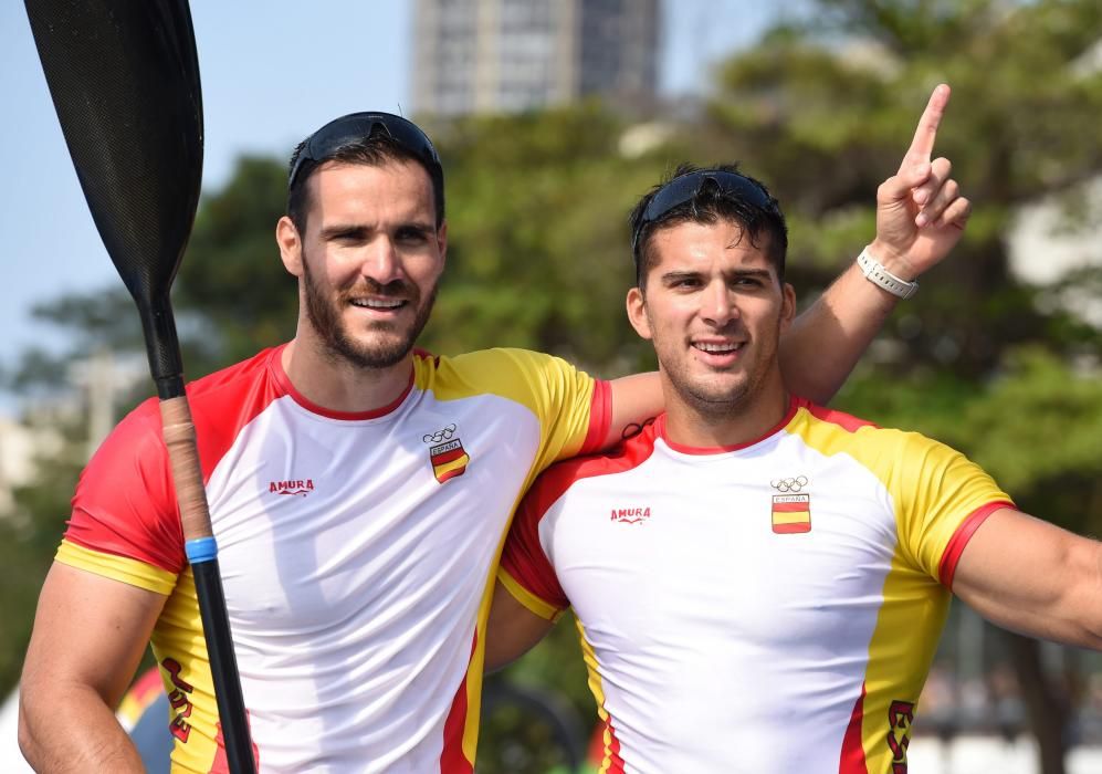 Saul Craviotto y Cristian Toro de España posan tras ganar la medalla de oro.