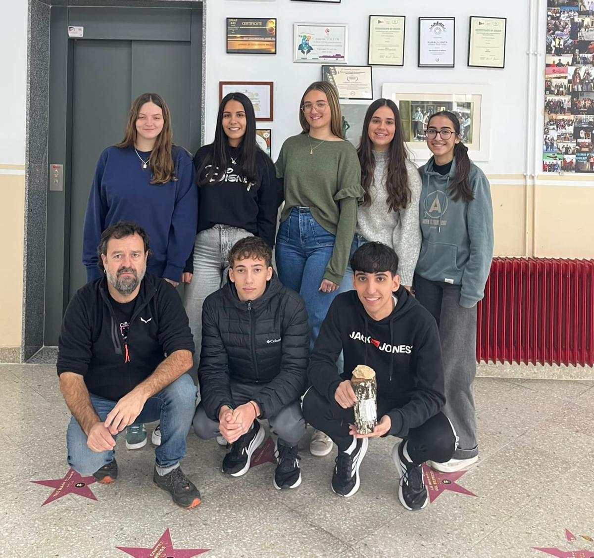 Alumnado y profesor con el trofeo conseguido por su corto