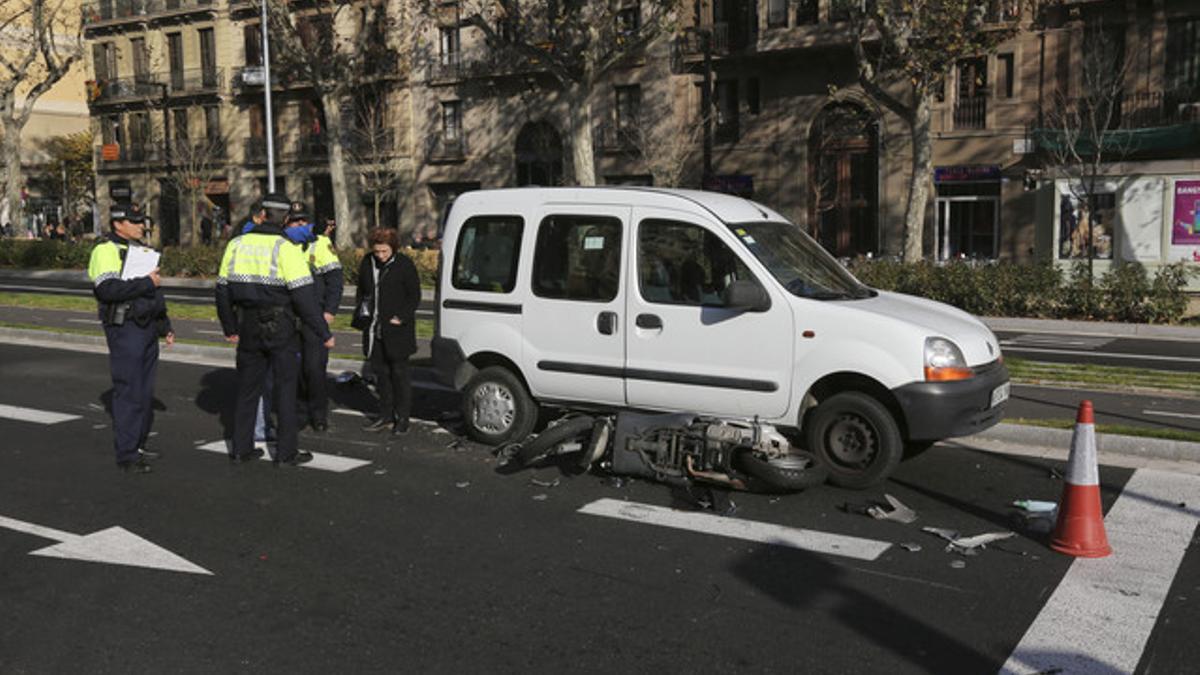 Un accidente entre una moto y una furgoneta, el pasado diciembre en la confluencia entre el paseo de Sant Joan y la calle Diputació.