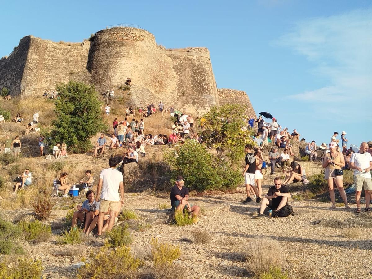 Preparados para el eclipse junto al Castillo de Sagunt. Preparados para el eclipse junto al Castillo de Sagunt.