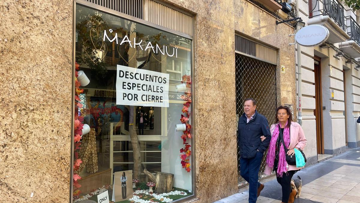 una tienda de ropa baja la persiana en la calle Don Jaime