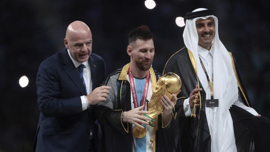 El emir de Qatar coloca el &#039;besht&#039; a Messi